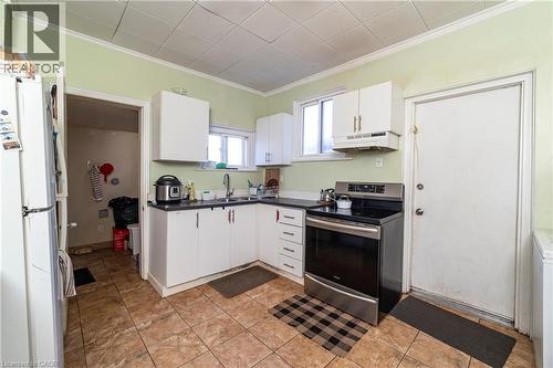 33 Railway Street, Hamilton, ON - Indoor Photo Showing Kitchen