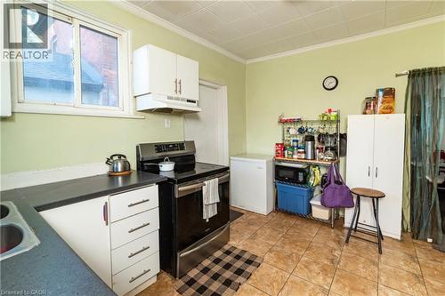 33 Railway Street, Hamilton, ON - Indoor Photo Showing Kitchen