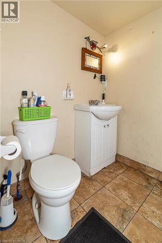 33 Railway Street, Hamilton, ON - Indoor Photo Showing Bathroom