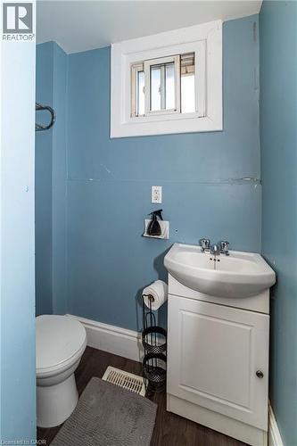 33 Railway Street, Hamilton, ON - Indoor Photo Showing Bathroom