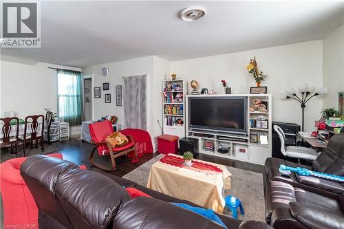 33 Railway Street, Hamilton, ON - Indoor Photo Showing Living Room