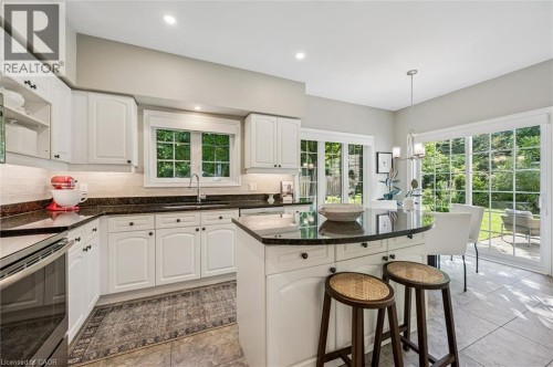 25 Manor Park Crescent Unit# 11, Guelph, ON - Indoor Photo Showing Kitchen With Double Sink With Upgraded Kitchen