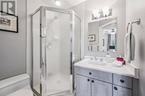 11 - 25 Manor Park Crescent, Guelph (Dovercliffe Park/Old University), ON - Indoor Photo Showing Bathroom