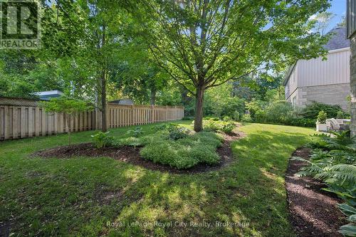 11 - 25 Manor Park Crescent, Guelph (Dovercliffe Park/Old University), ON - Outdoor With Backyard