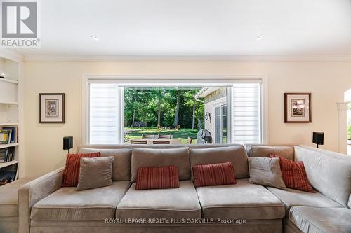 43 Ravina Crescent, Hamilton, ON - Indoor Photo Showing Living Room