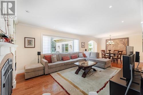 43 Ravina Crescent, Hamilton, ON - Indoor Photo Showing Living Room