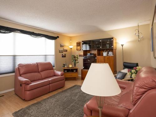 237 Anten St., Thunder Bay, ON - Indoor Photo Showing Living Room