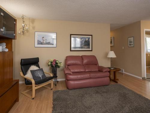 237 Anten St., Thunder Bay, ON - Indoor Photo Showing Living Room