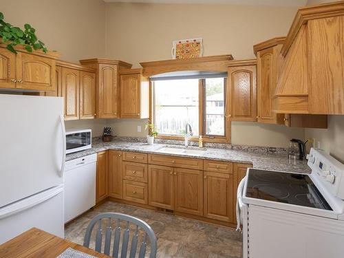 236 Poplar Ave, Thunder Bay, ON - Indoor Photo Showing Kitchen