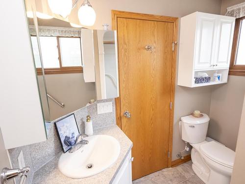 236 Poplar Ave, Thunder Bay, ON - Indoor Photo Showing Bathroom