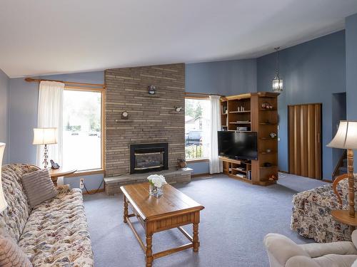 236 Poplar Ave, Thunder Bay, ON - Indoor Photo Showing Living Room With Fireplace