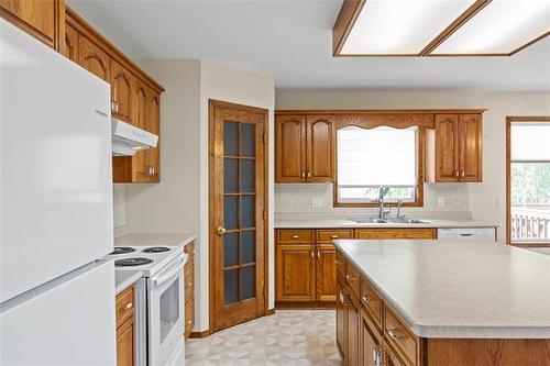 149 Bridgeview Dr, St Clements, MB - Indoor Photo Showing Kitchen With Double Sink