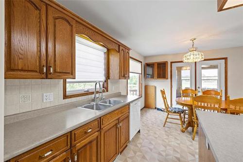149 Bridgeview Dr, St Clements, MB - Indoor Photo Showing Kitchen With Double Sink