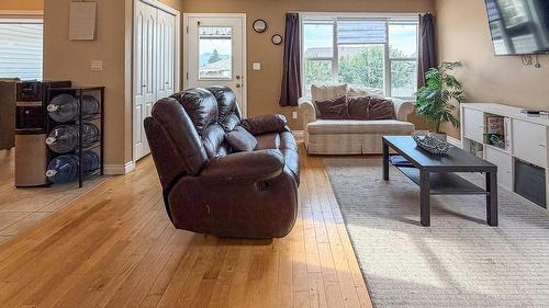2-188 9Th  S Street, Cranbrook, BC - Indoor Photo Showing Living Room