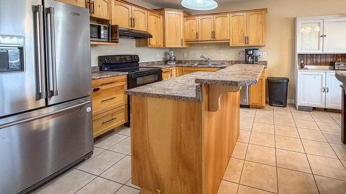 2-188 9Th  S Street, Cranbrook, BC - Indoor Photo Showing Kitchen With Double Sink