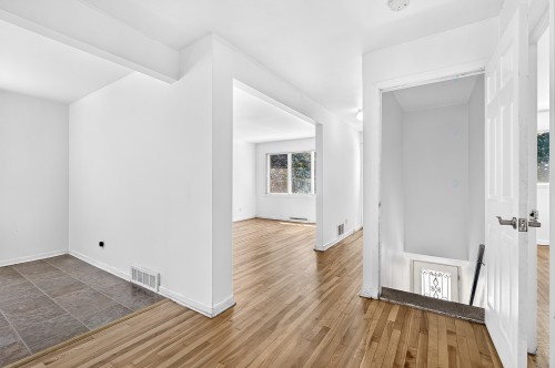 Mud Room - 9717 Rue Jeannette, Montréal (Lasalle), QC - Indoor Photo Showing Other Room