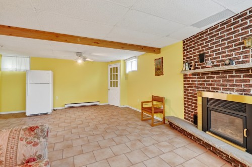 Salle familiale - 587 Rue Larose, Magog, QC - Indoor With Fireplace