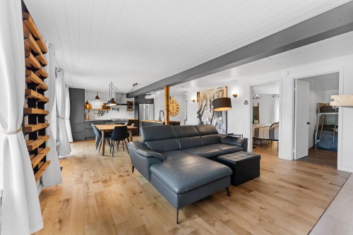 Salon - 70 Ch. Du Lac-St-Louis E., Saint-Zénon, QC - Indoor Photo Showing Living Room