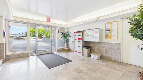 303-993 Klo Road, Kelowna, BC - Indoor Photo Showing Other Room