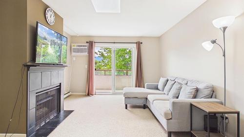 303-993 Klo Road, Kelowna, BC - Indoor Photo Showing Living Room With Fireplace