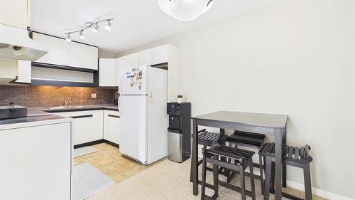 303-993 Klo Road, Kelowna, BC - Indoor Photo Showing Kitchen