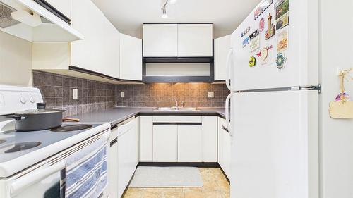 303-993 Klo Road, Kelowna, BC - Indoor Photo Showing Kitchen