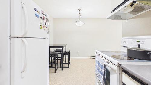303-993 Klo Road, Kelowna, BC - Indoor Photo Showing Kitchen