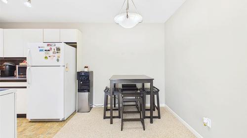 303-993 Klo Road, Kelowna, BC - Indoor Photo Showing Kitchen
