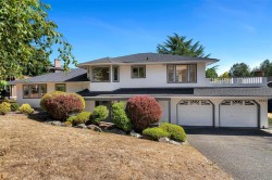 4833 Maplegrove St Saanich, BC V8Y 3B9