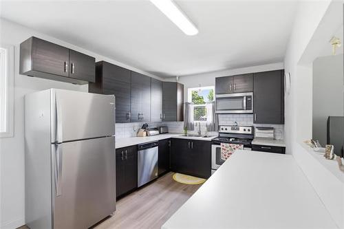 440 Chelsea Ave, Winnipeg, MB - Indoor Photo Showing Kitchen With Double Sink