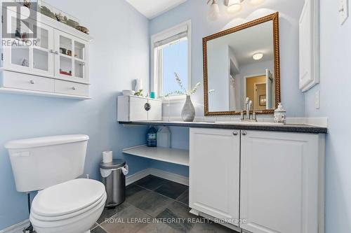 main bathroom - 10 Westwinds Place, Ottawa, ON - Indoor Photo Showing Bathroom