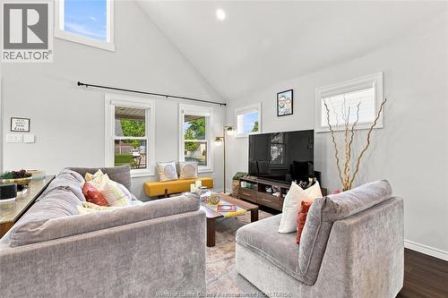 1223 Aubin, Windsor, ON - Indoor Photo Showing Living Room