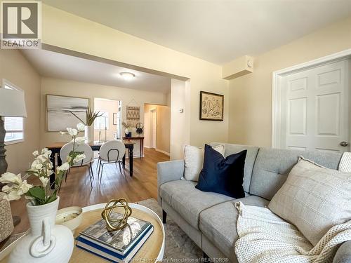 1044 Reedmere Road, Windsor, ON - Indoor Photo Showing Living Room