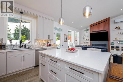 1217 Mcphee Road, Castlegar, BC - Indoor Photo Showing Kitchen