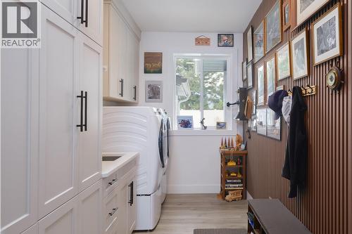 1217 Mcphee Road, Castlegar, BC - Indoor Photo Showing Laundry Room