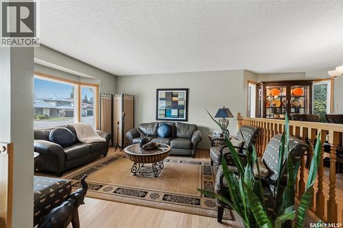 3603 Selinger Crescent, Regina, SK - Indoor Photo Showing Living Room
