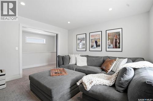 250 Skopik Crescent, Saskatoon, SK - Indoor Photo Showing Living Room