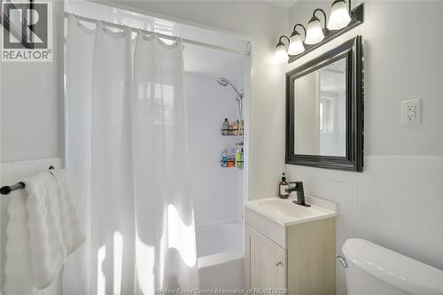 1667 Aubin, Windsor, ON - Indoor Photo Showing Bathroom