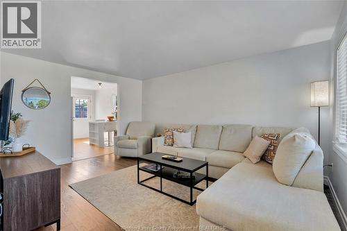 1667 Aubin, Windsor, ON - Indoor Photo Showing Living Room