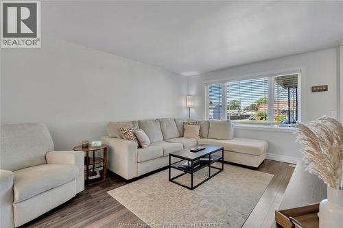 1667 Aubin, Windsor, ON - Indoor Photo Showing Living Room