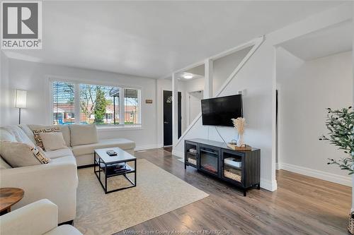 1667 Aubin, Windsor, ON - Indoor Photo Showing Living Room