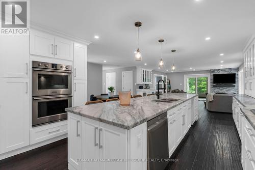 1814 Quantz Crescent, Innisfil, ON - Indoor Photo Showing Kitchen With Double Sink With Upgraded Kitchen