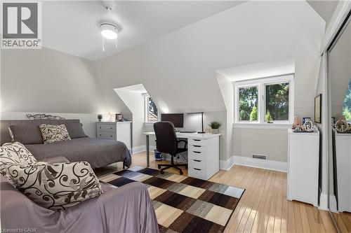 1391 Queen Victoria Avenue, Mississauga, ON - Indoor Photo Showing Bedroom
