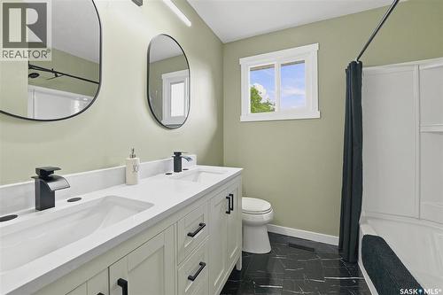 418 North Railway Street, Warman, SK - Indoor Photo Showing Bathroom