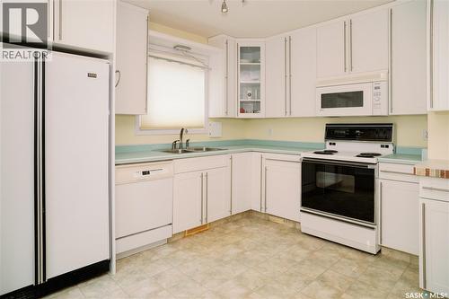 939 Haslam Crescent, Saskatoon, SK - Indoor Photo Showing Kitchen With Double Sink
