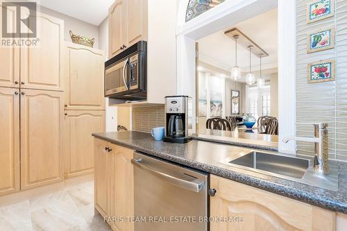 10 Wilton Trail, Aurora, ON - Indoor Photo Showing Kitchen With Double Sink