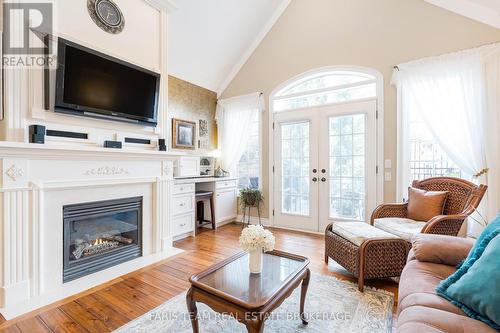10 Wilton Trail, Aurora, ON - Indoor Photo Showing Living Room With Fireplace