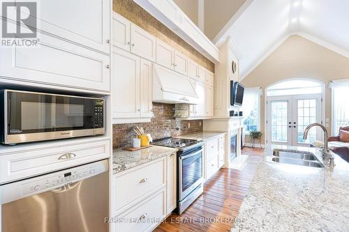 10 Wilton Trail, Aurora, ON - Indoor Photo Showing Kitchen With Double Sink With Upgraded Kitchen