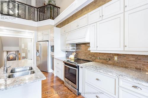 10 Wilton Trail, Aurora, ON - Indoor Photo Showing Kitchen With Double Sink With Upgraded Kitchen