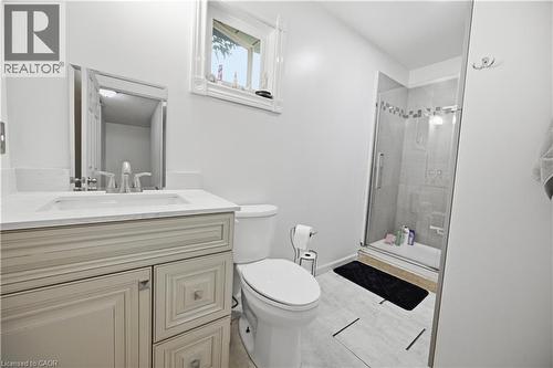 10 Evergreen Court, Brantford, ON - Indoor Photo Showing Bathroom